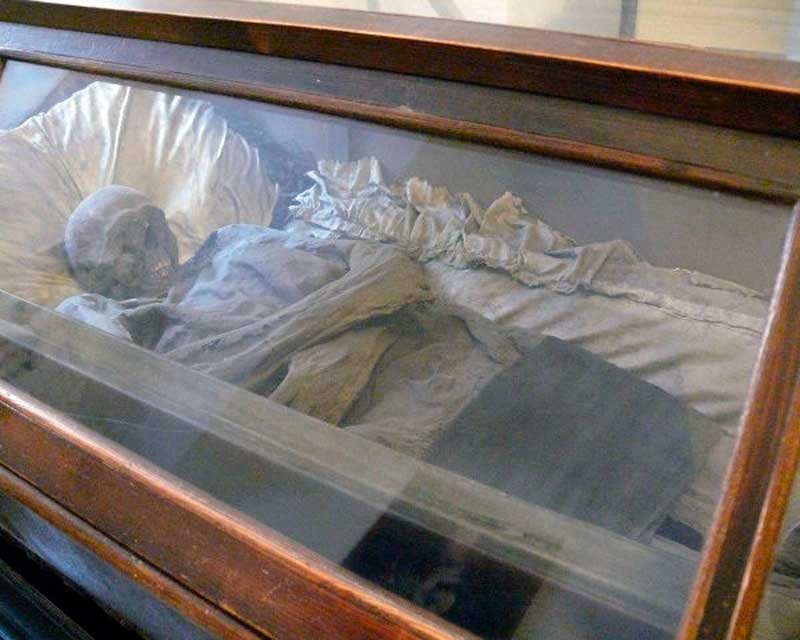 Trenk Ferenc báró múmiája száz év után visszakapta hüvelykujját