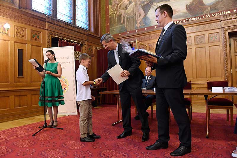 A Kárpát-medencei Életmese-pályázat díjait adták át a Parlamentben