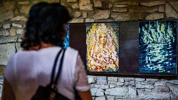 Henye Péter festményeiből nyílt tárlat a vértesszentkereszti templomromban