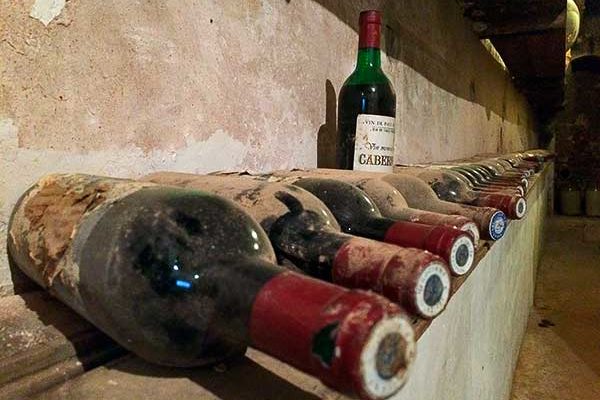 Száz évnél idősebb palackozott borokat találtak Lengyelországban